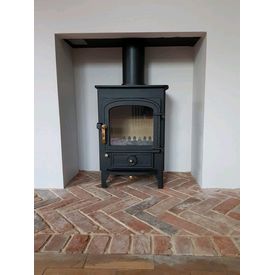 Clearview Pioneer 400 5kw multifuel stove. Reclaimed soft red brick herringbone hearth. 