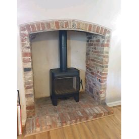 Jotul F305 on low legs on a brick hearth